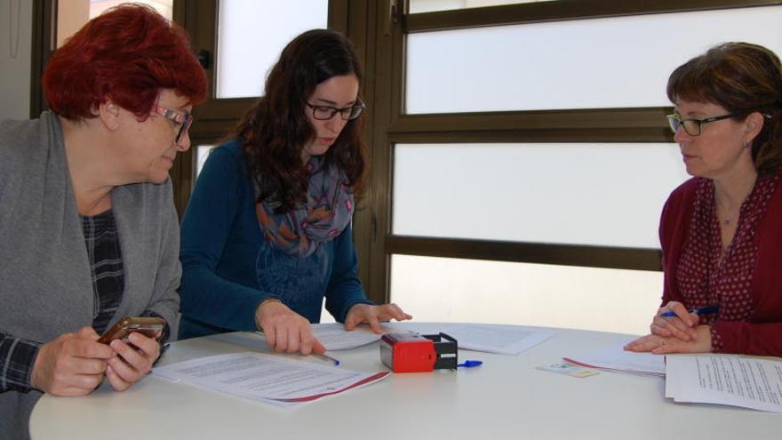 La regidora de Cultura, Eva Rigau; la presidenta de la Federació, Maria Ambròs, i la secretària de l&#039;Ajuntament, Lourdes Palomino en el moment de signar el contracte.