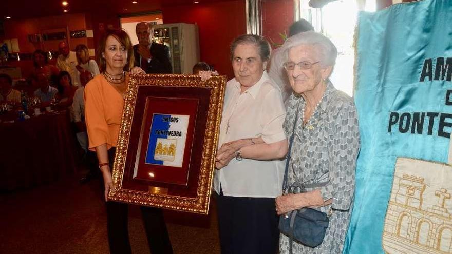 Lulú Vázquez, con Carmen Barreras y María José Martínez, en la entrega del premio Amigos de Pontevedra. // FdV