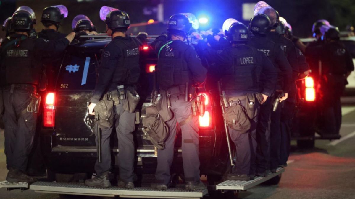 La Policía de Los Ángeles, subida a un vehículo durante las manifestaciones en contra de las redadas a inmigrantes.