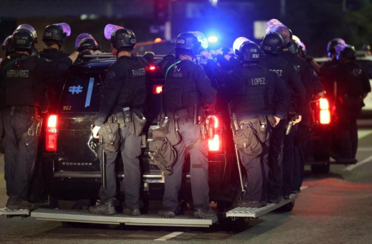 La Policía de Los Ángeles, subida a un vehículo durante las manifestaciones en contra de las redadas a inmigrantes.