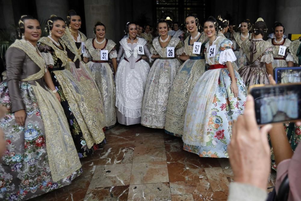 Las aspirantes a fallera mayor conocen el Salón de Cristal