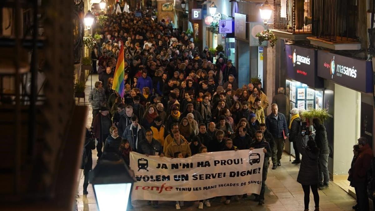 Manifestación por la precariedad del servicio de renfe tras el accidente de Castellgalí, este lunes en Manresa.