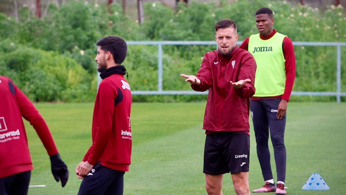 Genaro Rodríguez, en el centro, junto a Marvel y José Calderón en una sesión del Córdoba CF.