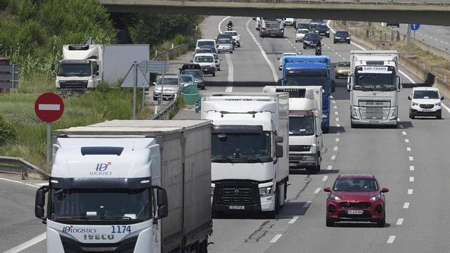 Trànsit de camions a l’AP-7 a l’altura de Vilablareix, Girona. | MARC MARTÍ