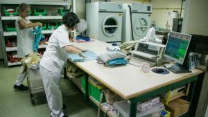 Dos trabajadoras de la lavandería inclusiva del centro de discapacitados físicos que tiene la Fundació Ave Maria en Sitges (Garraf).