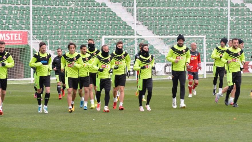 Los jugadores del Elche entrenando esta mañana con Nino en primera fila