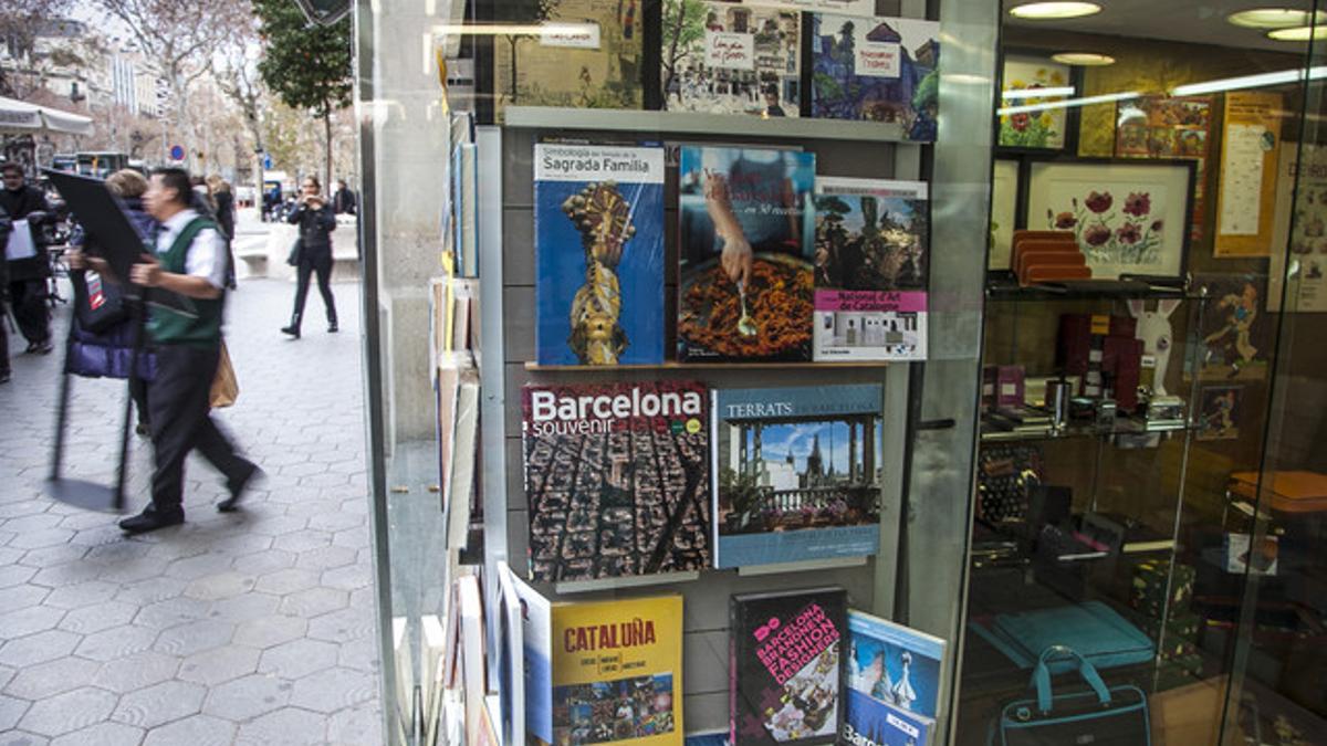 Escaparate que la librería Jaimes dedica a libros sobre Barcelona, en el paseo de Gràcia.