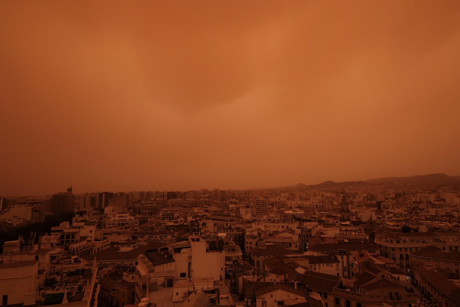 La calima vuelve a cubrir los cielos de Málaga