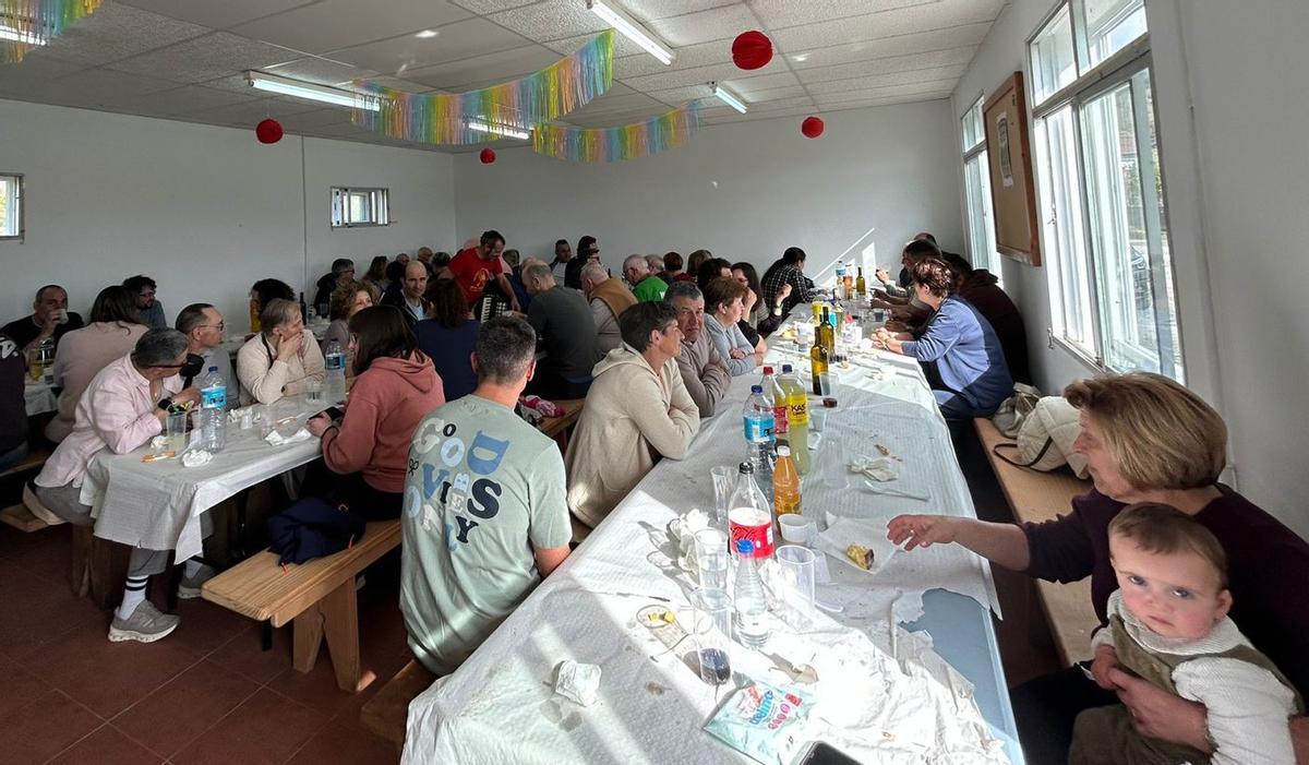 Asistentes a la comida de confraternidad, este sábado.  | FDV