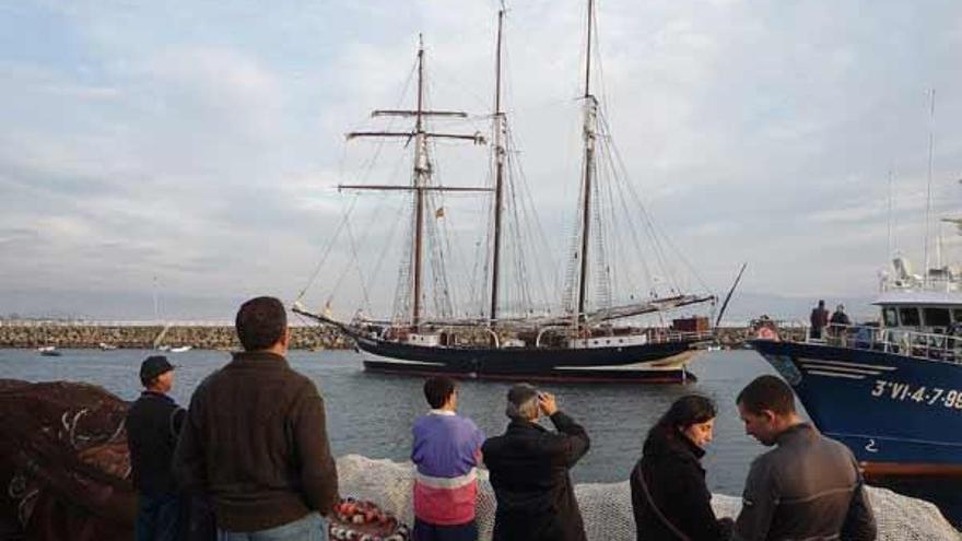 La goleta, entrando ayer a media tarde en la dársena de Cangas.  // Gonzalo Núñez