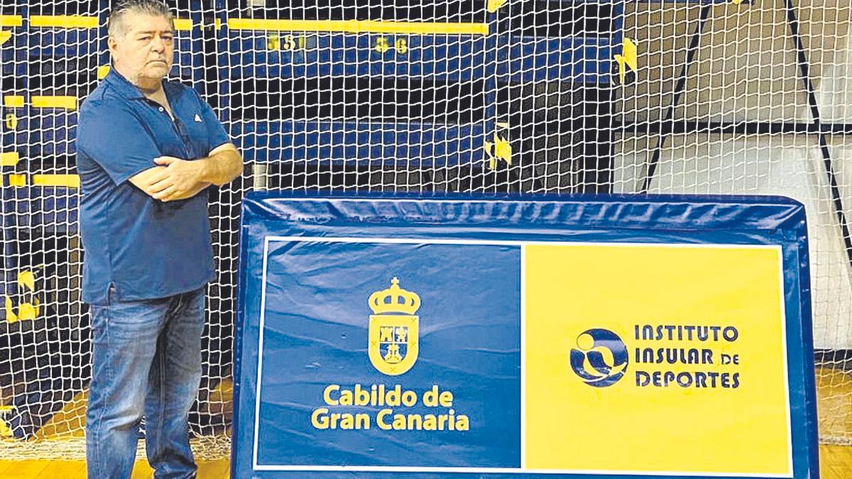 Felipe Nuez, coordinador de la cantera del CV Guaguas, posa en la pista del Centro Insular de Deportes.