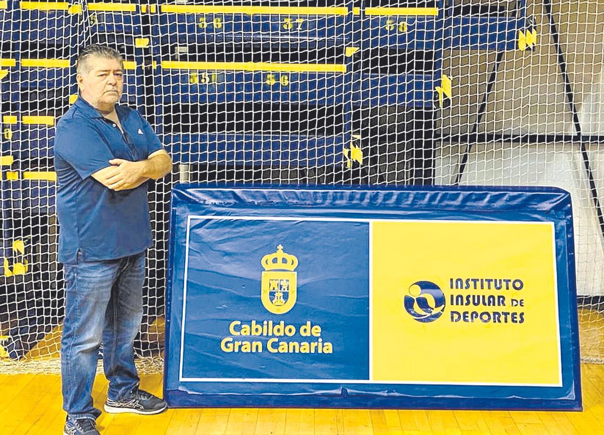 Felipe Nuez, coordinador de la cantera del CV Guaguas, posa en la pista del Centro Insular de Deportes.