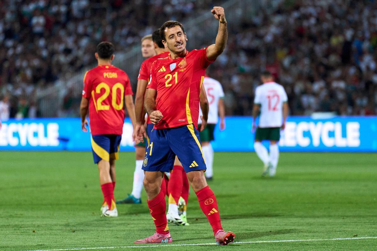 Oyarzabal celebra un gol con la selección española