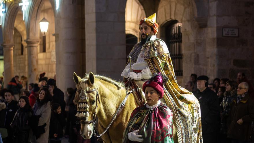 GALERÍA | Los vecinos de Andavías acercan el auto de los Reyes Magos a Zamora capital