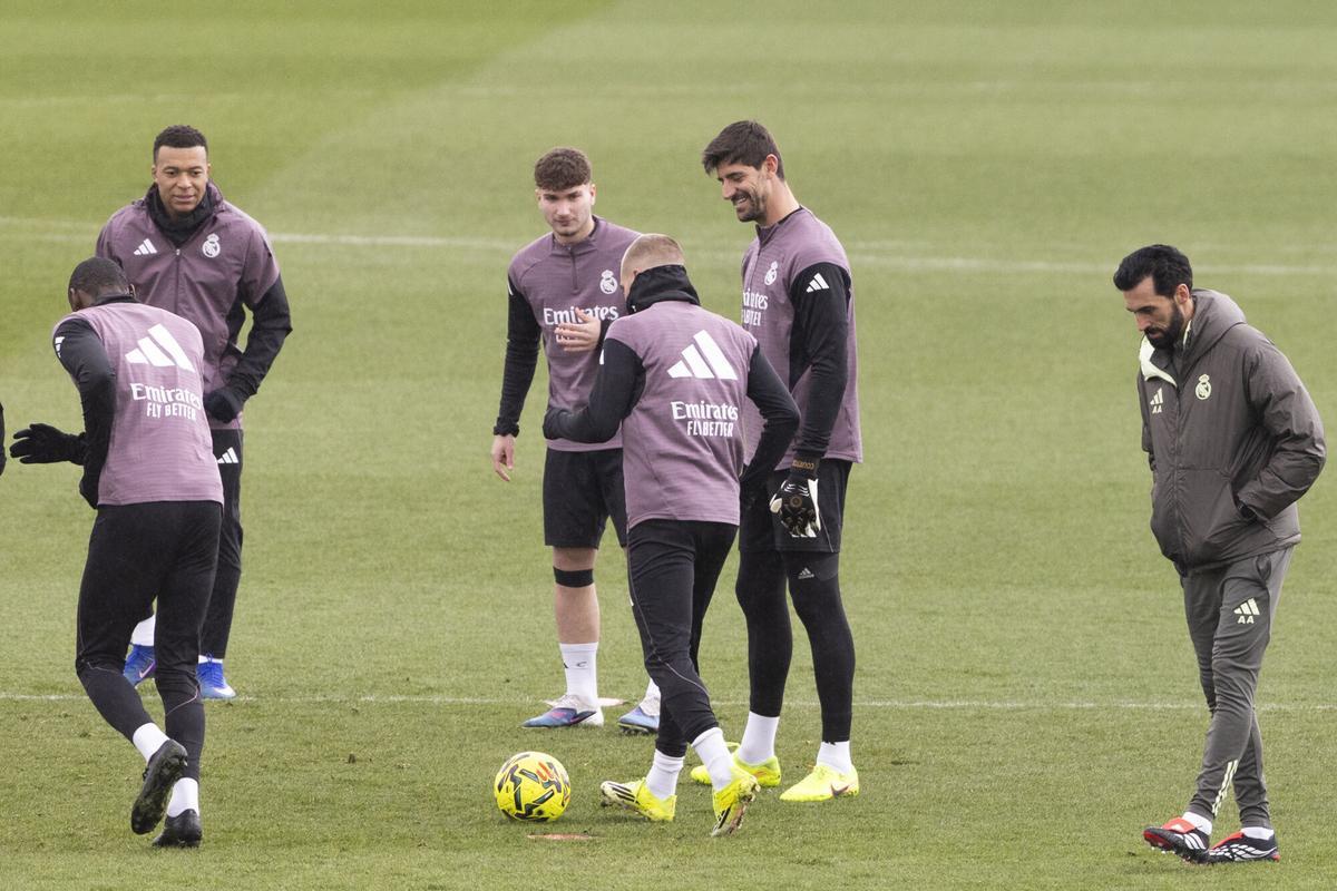 El entrenador del Real Madrid Álvaro Arbeloa durante el entrenamiento previo a su partido de La Liga contra el Valencia en la Ciudad del Real Madrid en Valdebebas, este sábado.