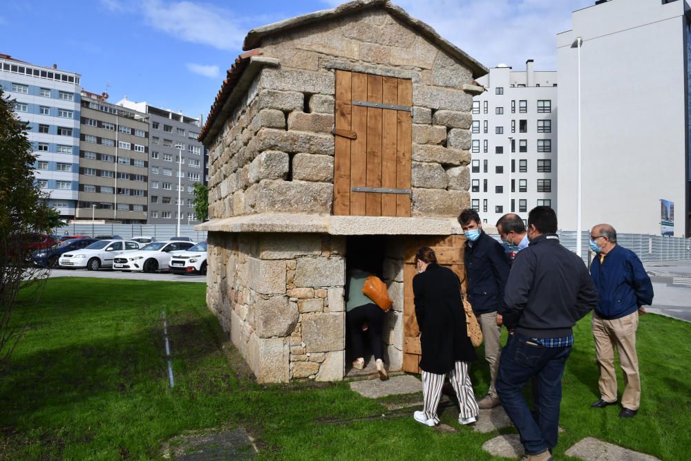 Rey visita el hórreo rehabilitado en San Roque