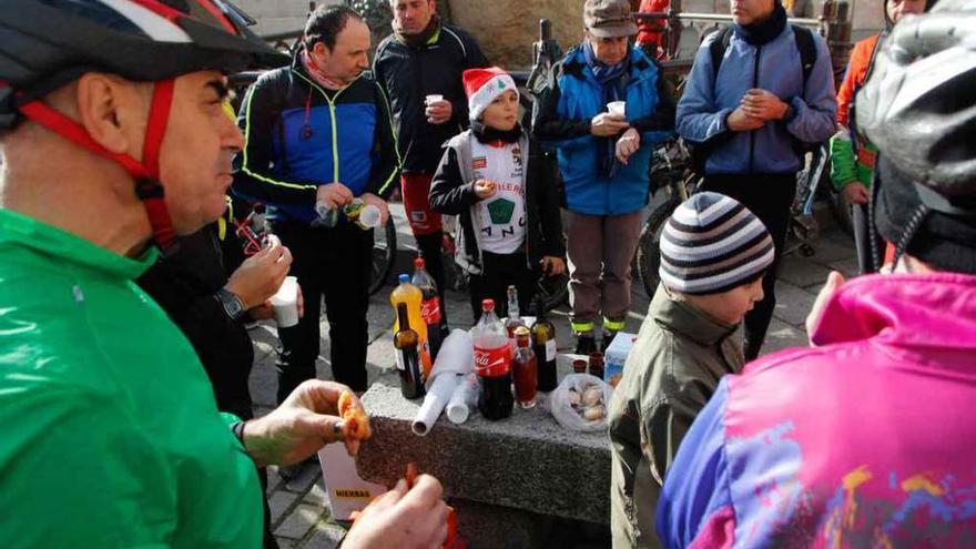 Los ciclistas repusieron fuerzas en la plaza Viriato.