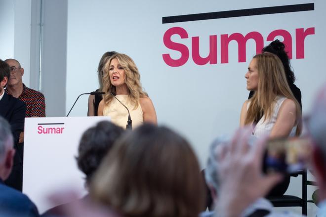 La líder de Sumar y vicepresidenta segunda del Gobierno, ministra de Trabajo y Economía Social, Yolanda Díaz, durante la presentación del acuerdo de coalición, a 10 de junio de 2023, en Madrid (España). Ayer, día 9 de junio, Sumar registró la coalición de partidos de izquierdas , en la Junta Electoral, para presentarse a las elecciones generales del 23J tras lograr la inclusión de Podemos. En la coalición llamada SUMAR concurrirán los siguientes partidos políticos: Movimiento Sumar -el partido instrumental creado por Díaz para firmar-; Podemos; Izquierda Unida (IU), donde se incrusta el PCE-; Más Madrid y Más País; Compromís; Catalunya en Comú; Chunta Aragonesista, AraMés (Baleares) y sus marcas; Verdes-Equo; Drago Canarias; Batzarre (Navarra); Alianza Verde; Izquierda Asturiana e Iniciativa del Pueblo Andaluz. 10 JUNIO 2023;NUEVA COALICIÓN;SUMAR;NUEVO PARTIDO;IZQUIERDA;COALICIÓN DE IZQUIERDAS; Gustavo Valiente / Europa Press 10/06/2023 / YOLANDA DÍAZ;Gustavo Valiente