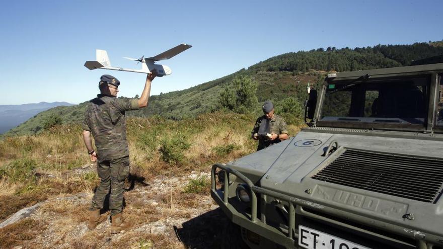 Un equipo de la Brilat que vigila los bosques para la prevención de incendios forestales con un dron // Marcos Canosa