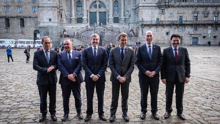 Fernando Clavijo y Alberto Núñez Feijoo (en el centro) en la plaza del Obradoiro en Santiago de Compostela.