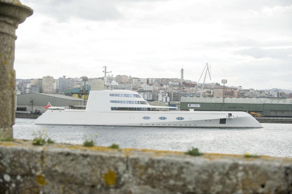 El megayate ''A'', en su entrada en A Coruña