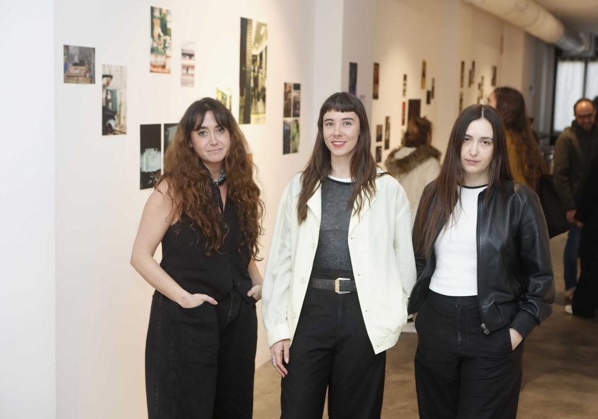 Las tres fotógrafas, Lucía Castro, Andrea Suárez y Alina Espiño, en la exposición 'ARU HI (ある日)'.