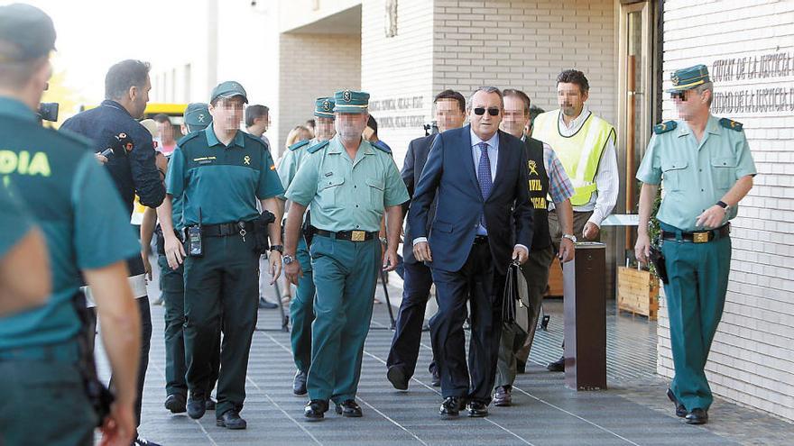 Carlos Fabra custodiado por la Guardia Civil a la salida de una de las vistas judiciales en la Ciudad de la Justicia de Castellón.