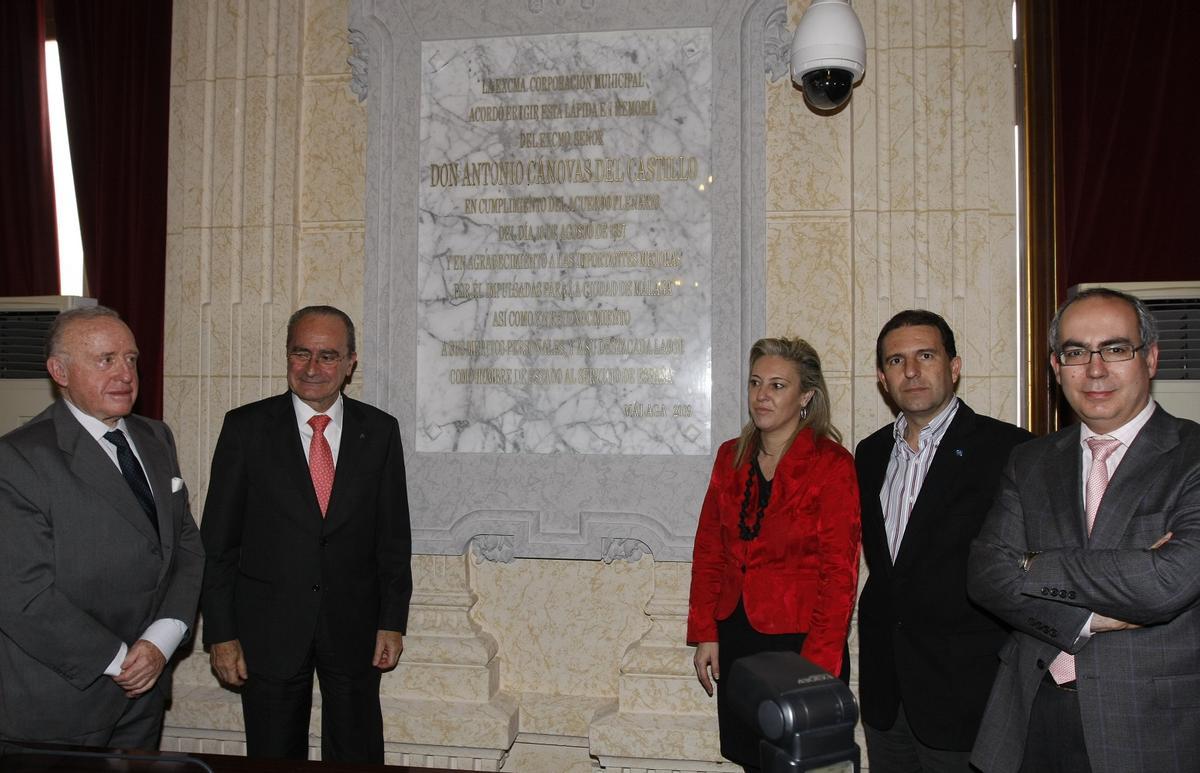 Inauguración de la lápida conmemorativa a Cánovas en el Ayuntamiento en 2009, 112 años después del acuerdo municipal.