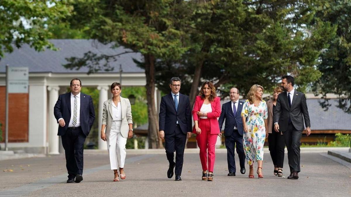 Representantes del Gobierno y de la Generalitat de Cataluña, en un encuentro Moncloa.