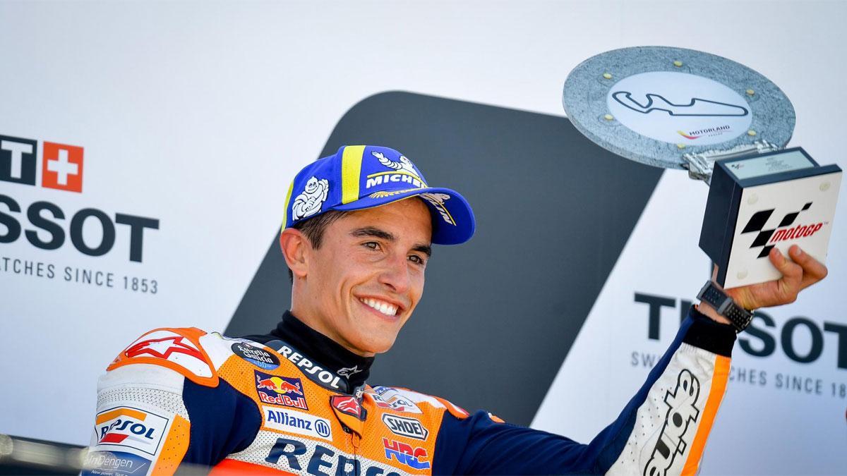 Marc Márquez, en el podio de MotorLand, con el trofeo que ha regalado a la familia Millán