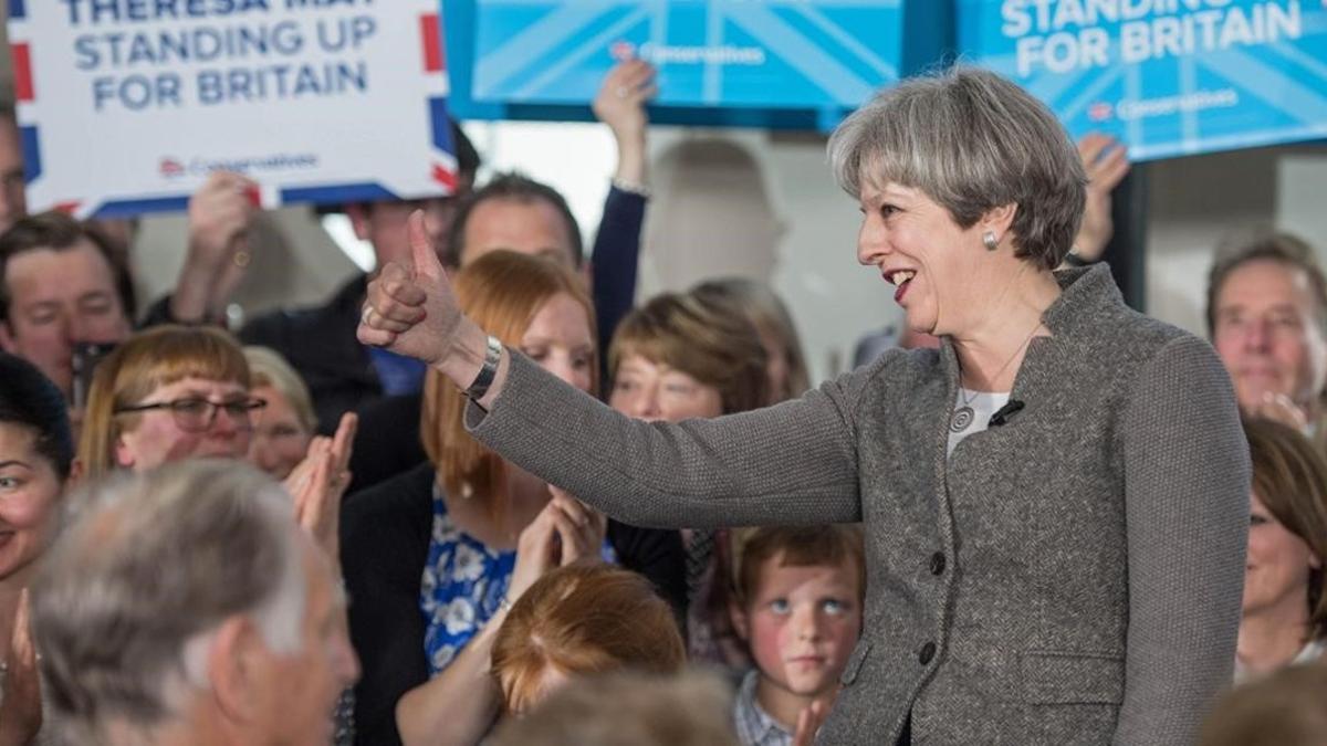 zentauroepp38235068 britain s prime minister theresa may gestures to supporters 170429210630