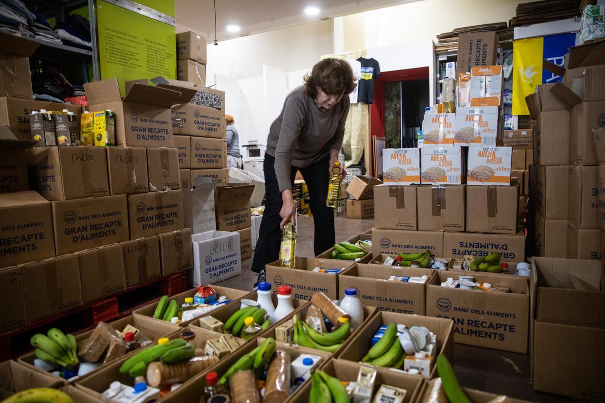 La Asociacion de ucranianos Djerelo que ayudan a los refugiados que están en Barcelona con alimentos, ropa, productos primera necesidad y lo hacen en vía Laietana 33 en el centro