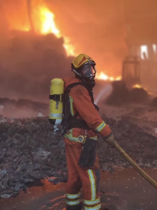 Incendio en una planta de reciclaje de Riba-roja