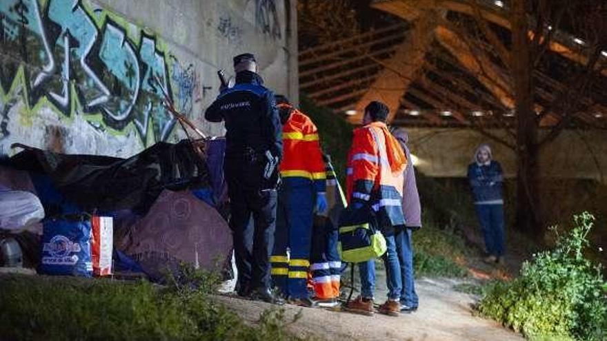 Sanitarios y Policía Local, auxiliando a Zé María. // Brais Lorenzo