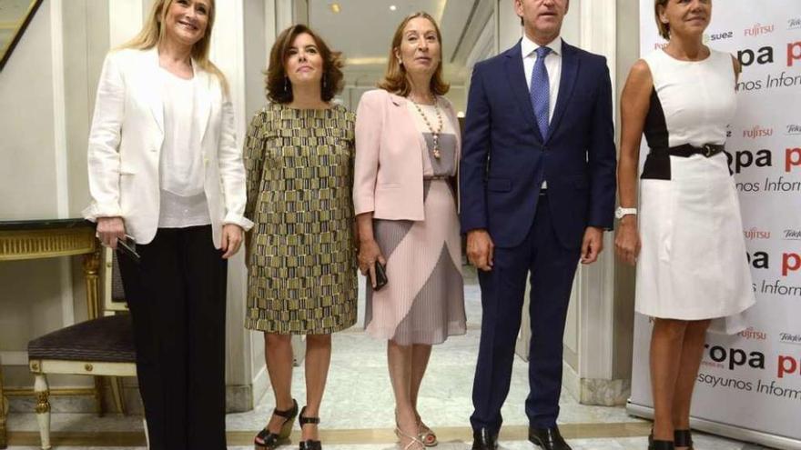 Cristina Cifuentes, Sáenz de Santamaría, Ana Pastor, Feijóo y Cospedal, ayer, en Madrid.