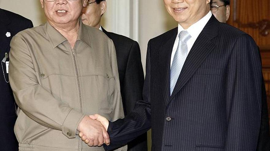 Los líderes de las dos Coreas, Kim Jong-il y Roh Moo-hyun, en una imagen de archivo.