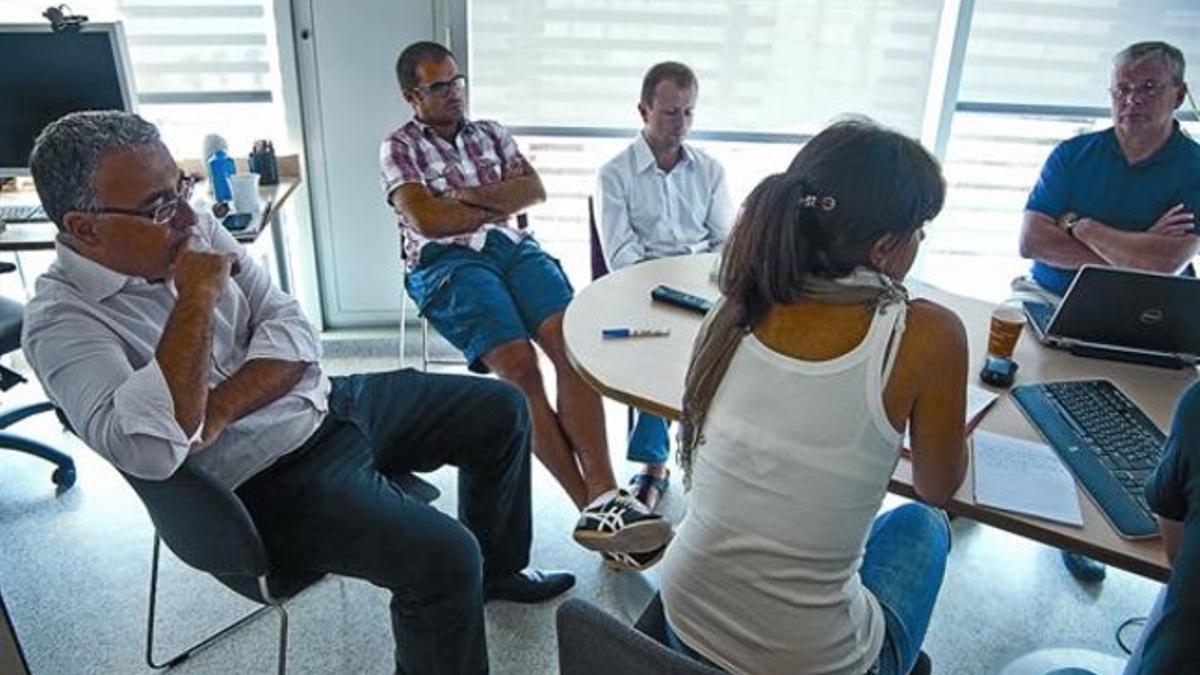 Roderic Guigó, a la izquierda, junto a otros miembros del programa de bioinformática del CRG.