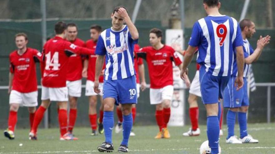 Varios jugadores del Estradense, al fondo, celebran uno de los goles. // José Lores