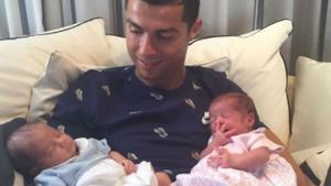 Cristiano Ronaldo con Eva y Mateo.