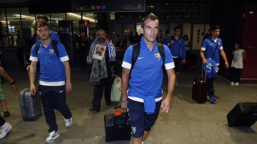 Los portugueses Vitorino Antunes y Duda, franqueados por el «Mocito Feliz», que acudió al aeropuerto a recibir a la expedición malaguista.