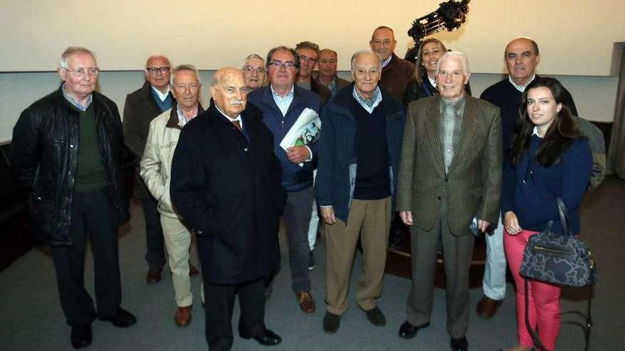 Juan Louro (en el centro con pantalón marrón) junto a los asistentes a la visita en el planetario. // M. G. B.