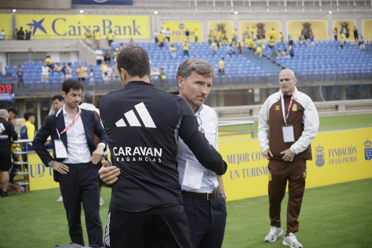 Lalo Arantegui, director deportivo zaragocista, al bajar al césped.