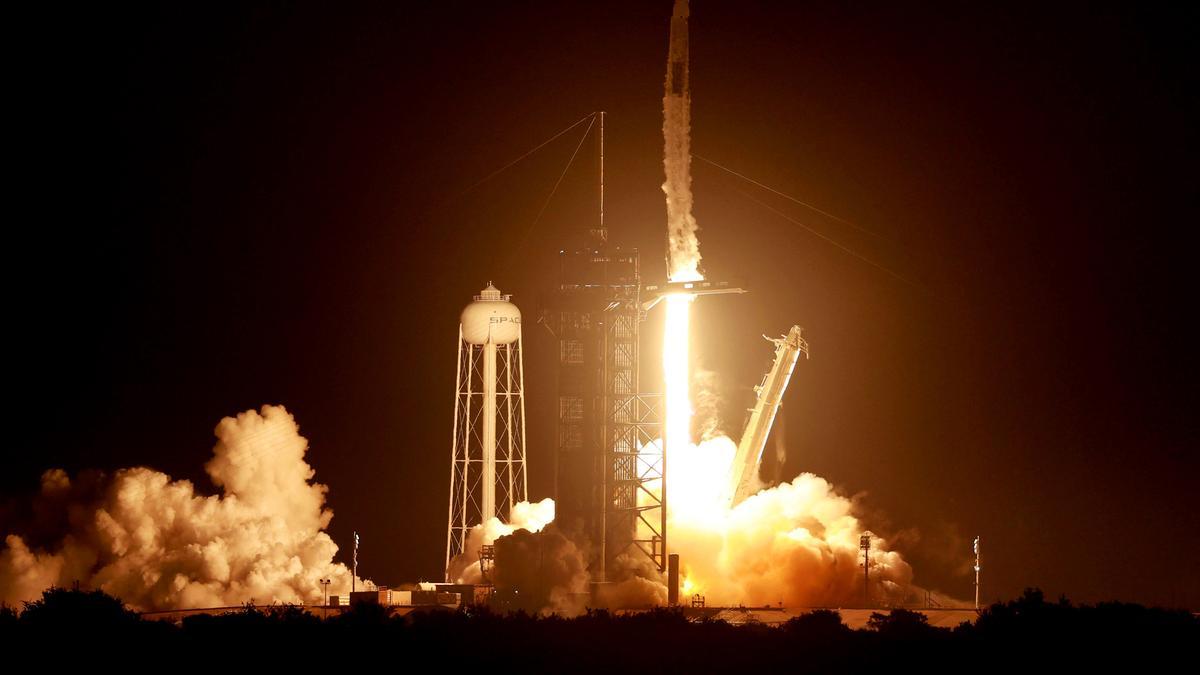 Archivo - 10 November 2021, US, Kennedy Space Center: A SpaceX Falcon 9 rocket carrying the company's Crew Dragon spacecraft is launched on NASA's SpaceX Crew-3 mission to the International Space Station with NASA astronauts Raja Chari, Tom Marshburn, Kay
