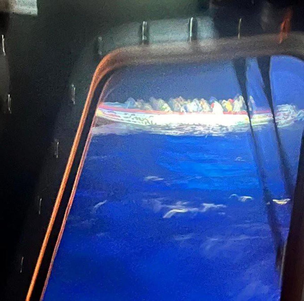 A canoe with a hundred migrants on board arrived in Gran Canaria today, Saturday, after being intercepted last morning while sailing towards the archipelago after leaving several days ago from somewhere on the sub-Saharan coast.