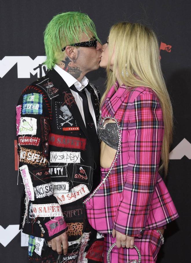 Avril Lavigne y Mod Sun debutan como pareja en la alfombra roja de los premios MTV VMA 2021