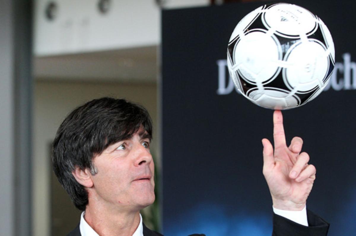 El seleccionador alemany de futbol, Joachim Loew, juga amb una pilota després de la presentació del seu equip per a l’Eurocopa a Rastatt (Alemanya).