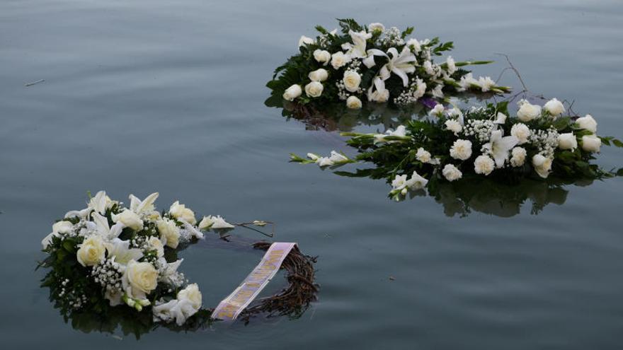 Coronas de flores recuerdan a las victimas en el río Grande.