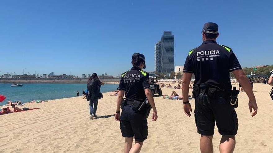 Agents de la Guàrdia Urbana en una platja de Barcelona