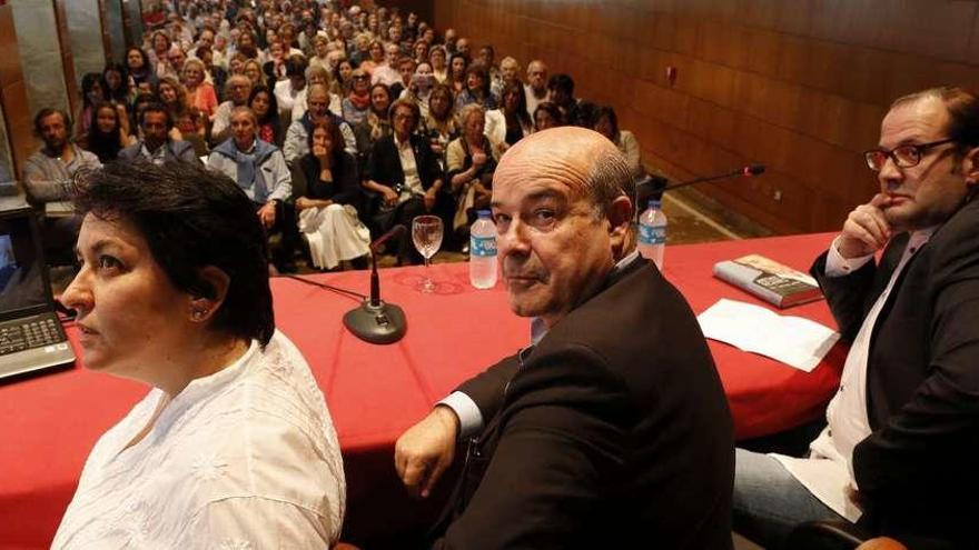 Antonio Resines durante una visita al Club Faro para presentar su libro &quot;Pa&#039; habernos matao: Memorias de un calvo&quot;. // R. Grobas