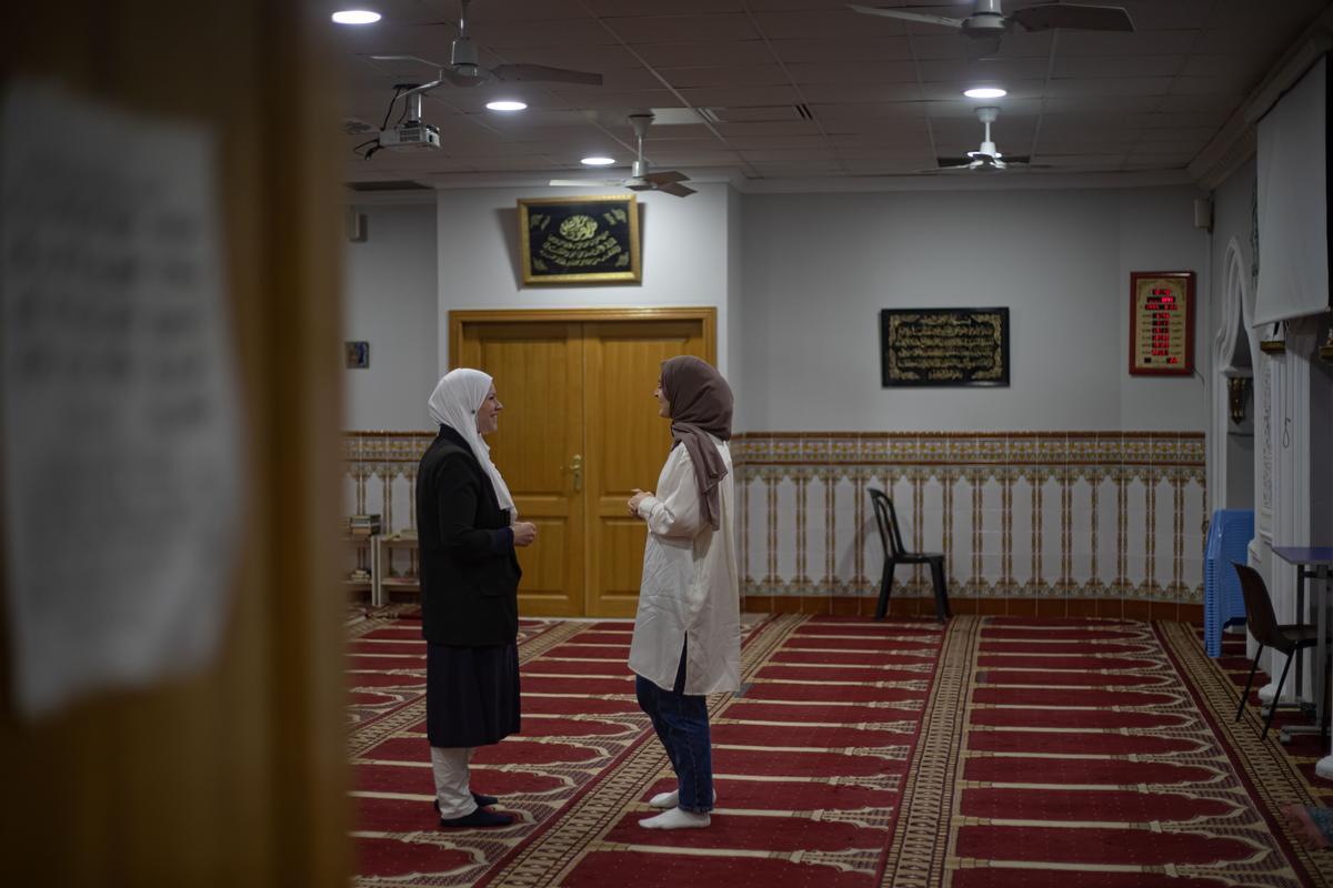 Esther Aranda y Chayma Bouchafra, en la mezquita de Centro Cultural Islámico de València